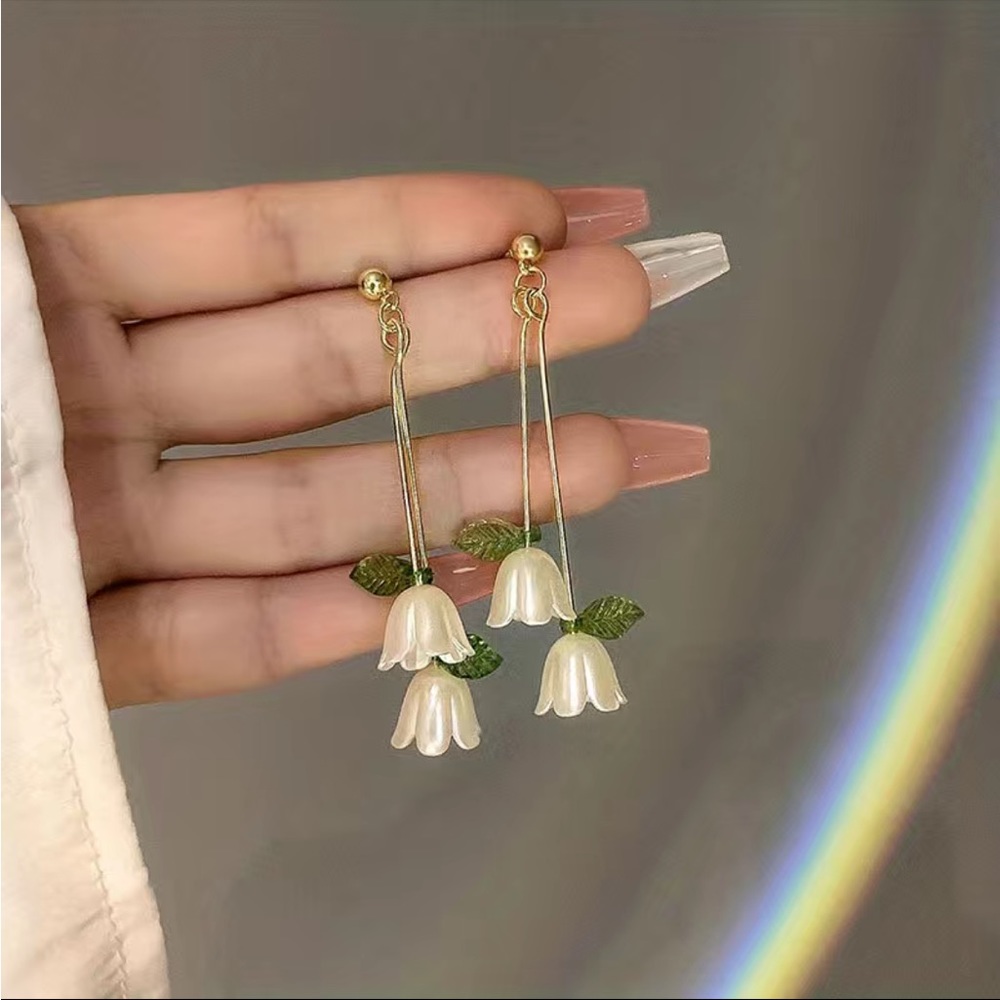 NWT Flower Teardrop Earrings.